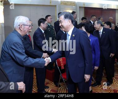 (180919) -- YINCHUAN, 19 settembre 2018 -- Wang Yang, membro del comitato permanente dell'Ufficio politico del Comitato centrale del Partito Comunista Cinese (PCC) e presidente del Comitato nazionale della Conferenza politica consultiva del popolo cinese (CPPCC), incontri con funzionari in pensione e persone di vari gruppi etnici e di tutti i ceti sociali, a Yinchuan, nella regione autonoma Ningxia Hui della Cina nord-occidentale, 19 settembre 2018. )(mp) CHINA-NINGXIA-YINCHUAN-WANG YANG-60TH ANNIVERSARY (CN) LiuxWeibing PUBLICATIONxNOTxINxCHN Foto Stock