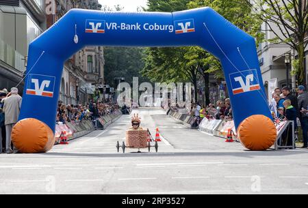 Coburg, Germania. 3 settembre 2023. Una scatola di saponi chiamata "COraffe" attraversa il traguardo della Mohrenstraße di Coburgo. Dopo quasi 30 anni, a Coburgo si svolge nuovamente una gara di tappe, con bambini, giovani e apprendisti di aziende che competono in tre classi di corse. Crediti: Pia Bayer/dpa/Alamy Live News Foto Stock