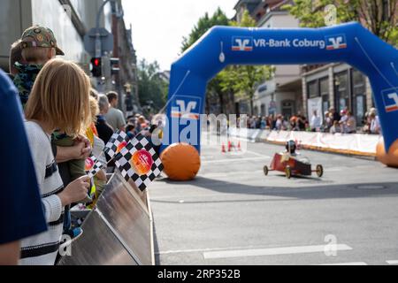 Coburg, Germania. 3 settembre 2023. Una scatola del sapone attraversa il traguardo della Mohrenstraße di Coburgo. Dopo quasi 30 anni, si svolge di nuovo a Coburgo una gara di tappe. I bambini, i giovani e i tirocinanti delle aziende competono in tre classi di corse. Crediti: Pia Bayer/dpa/Alamy Live News Foto Stock