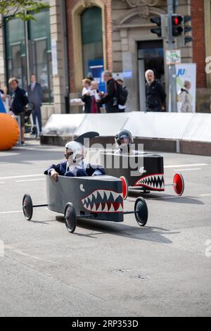 Coburg, Germania. 3 settembre 2023. Due vaschette di sapone per squali si trovano nella zona finale del Mohrenstraße di Coburgo. Dopo quasi 30 anni, si svolge di nuovo a Coburgo una gara di tappe. I bambini, i giovani e i tirocinanti delle aziende competono in tre classi di corse. Crediti: Pia Bayer/dpa/Alamy Live News Foto Stock