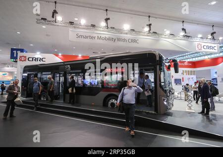 (180920) -- HANNOVER (GERMANIA), 20 settembre 2018 -- i visitatori sono presenti allo stand CRRC durante la fiera IAA Commercial Vehicles di Hannover, Germania, il 20 settembre 2018. La 67a fiera biennale comprende 2.174 espositori provenienti da circa 48 paesi e regioni. In totale, gli espositori presentano 435 anteprime mondiali per il settore dei veicoli commerciali su una superficie di 282.000 mq. ) GERMANIA-HANNOVER-IAA VEICOLI COMMERCIALI ShanxYuqi PUBLICATIONxNOTxINxCHN Foto Stock