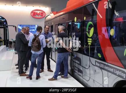 (180920) -- HANNOVER (GERMANIA), 20 settembre 2018 -- i visitatori sono presenti allo stand di BYD durante la fiera IAA Commercial Vehicles di Hannover, Germania, il 20 settembre 2018. La 67a fiera biennale comprende 2.174 espositori provenienti da circa 48 paesi e regioni. In totale, gli espositori presentano 435 anteprime mondiali per il settore dei veicoli commerciali su una superficie di 282.000 mq. ) GERMANIA-HANNOVER-IAA VEICOLI COMMERCIALI ShanxYuqi PUBLICATIONxNOTxINxCHN Foto Stock