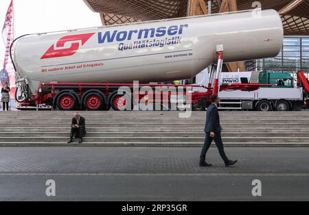 (180920) -- HANNOVER (GERMANIA), 20 settembre 2018 -- Un visitatore cammina davanti a un trasportatore esposto durante i veicoli commerciali IAA ad Hannover, Germania, il 20 settembre 2018. La 67a fiera biennale comprende 2.174 espositori provenienti da circa 48 paesi e regioni. In totale, gli espositori presentano 435 anteprime mondiali per il settore dei veicoli commerciali su una superficie di 282.000 mq. ) GERMANIA-HANNOVER-IAA VEICOLI COMMERCIALI ShanxYuqi PUBLICATIONxNOTxINxCHN Foto Stock