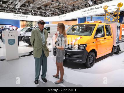 (180920) -- HANNOVER (GERMANIA), 20 settembre 2018 -- Un visitatore indossa un dispositivo VR durante i veicoli commerciali IAA di Hannover, Germania, il 20 settembre 2018. La 67a fiera biennale comprende 2.174 espositori provenienti da circa 48 paesi e regioni. In totale, gli espositori presentano 435 anteprime mondiali per il settore dei veicoli commerciali su una superficie di 282.000 mq. ) GERMANIA-HANNOVER-IAA VEICOLI COMMERCIALI ShanxYuqi PUBLICATIONxNOTxINxCHN Foto Stock