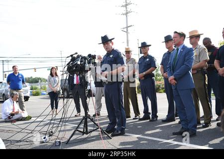 (180920) -- MARYLAND (Stati Uniti), 20 settembre 2018 -- lo sceriffo della contea di Harford Jeffrey Gahler (C) parla durante una conferenza stampa vicino alla scena delle riprese nella contea di Harford, Maryland, Stati Uniti, il 20 settembre 2018. Una donna con una pistola ha aperto il fuoco giovedì mattina in un centro di distribuzione negli Stati Uniti nel Maryland, uccidendo tre persone e ferendone altre tre prima di togliersi la vita, ha detto la polizia locale. ) U.S.-MARYLAND-SPARATORIA LiuxJie PUBLICATIONxNOTxINxCHN Foto Stock