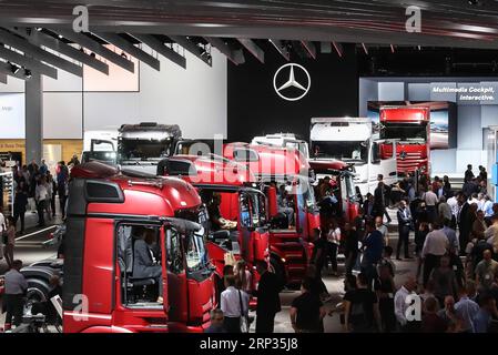 (180920) -- HANNOVER (GERMANIA), 20 settembre 2018 -- i visitatori sono visti allo stand di Daimler durante la fiera IAA Commercial Vehicles di Hannover, Germania, il 20 settembre 2018. La 67a fiera biennale comprende 2.174 espositori provenienti da circa 48 paesi e regioni. In totale, gli espositori presentano 435 anteprime mondiali per il settore dei veicoli commerciali su una superficie di 282.000 mq. ) GERMANIA-HANNOVER-IAA VEICOLI COMMERCIALI ShanxYuqi PUBLICATIONxNOTxINxCHN Foto Stock