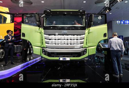 (180920) -- HANNOVER (GERMANIA), 20 settembre 2018 -- i visitatori guardano un camion allo stand di BMC durante l'IAA Commercial Vehicles di Hannover, Germania, il 20 settembre 2018. La 67a fiera biennale comprende 2.174 espositori provenienti da circa 48 paesi e regioni. In totale, gli espositori presentano 435 anteprime mondiali per il settore dei veicoli commerciali su una superficie di 282.000 mq. ) GERMANIA-HANNOVER-IAA VEICOLI COMMERCIALI ShanxYuqi PUBLICATIONxNOTxINxCHN Foto Stock