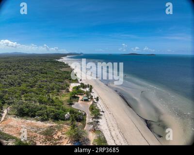 Vista aerea della spiaggia di sabbia dorata bianca e delle acque cristalline del fiume Lockhart Foto Stock