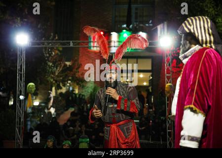 (180921) -- TEHERAN, 21 settembre 2018 -- i musulmani iraniani partecipano alla celebrazione di Ashura a Teheran, Iran, 20 settembre 2018. Ashura, il decimo giorno del mese islamico di Muharram, segna il martirio dell'Imam Hussein, nipote del profeta Mohammad, nella battaglia di Kerbala in Iraq nell'anno 680. )(zhf) IRAN-TEHERAN-ASHURA-CELEBRAZIONE AhmadxHalabisaz PUBLICATIONxNOTxINxCHN Foto Stock