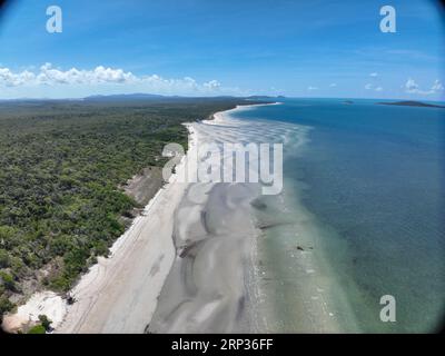 Vista aerea della spiaggia di sabbia dorata bianca e delle acque cristalline del fiume Lockhart Foto Stock