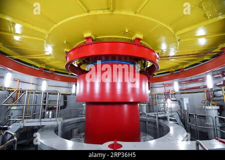 (180922) -- CHENGDU, 22 settembre 2018 -- foto scattata il 21 settembre 2018 mostra una turbina ad acqua della stazione idroelettrica di Pubugou al confine tra le contee di Hanyuan e Ganluo, nella provincia del Sichuan nella Cina sud-occidentale. Come progetto chiave del decimo piano quinquennale (2001-2005) e un progetto di riferimento degli sforzi della Cina per lo sviluppo delle regioni occidentali, la centrale idroelettrica di Pubugou ha una capacità installata di 600 megawatt (MW) con una capacità media annua di generazione di energia elettrica di 14,79 miliardi di kilowattora (kwh). La centrale idroelettrica è stata messa in funzione nel 2010. ) (HXY) CHINA-SICHUAN-PUBUGOU HYDROPOWER Foto Stock