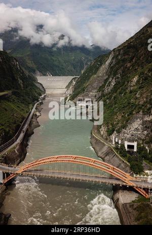 (180922) -- CHENGDU, 22 settembre 2018 -- foto aerea scattata il 21 settembre 2018 mostra la stazione idroelettrica di Pubugou al confine tra le contee di Hanyuan e Ganluo, nella provincia del Sichuan nella Cina sud-occidentale. Come progetto chiave del decimo piano quinquennale (2001-2005) e un progetto di riferimento degli sforzi della Cina per lo sviluppo delle regioni occidentali, la centrale idroelettrica di Pubugou ha una capacità installata di 600 megawatt (MW) con una capacità media annua di generazione di energia elettrica di 14,79 miliardi di kilowattora (kwh). La centrale idroelettrica è stata messa in funzione nel 2010. ) (HXY) CENTRALE IDROELETTRICA CHINA-SICHUAN-PUBUGOU (CN Foto Stock