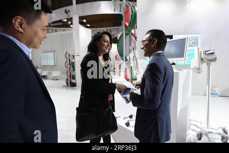 (180922) -- CHENGDU, 22 settembre 2018 -- i commercianti parlano alla sezione apparecchiature mediche dello stand italiano durante la 17a Western China International Fair (WCIF) a Chengdu, capitale della provincia del Sichuan della Cina sud-occidentale, 20 settembre 2018. ) (wyo) Xinhua Headlines: Una Cina occidentale più aperta abbraccia opportunità globali JiangxHongjing PUBLICATIONxNOTxINxCHN Foto Stock