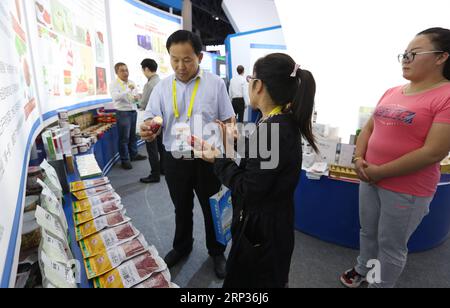 (180922) -- CHENGDU, 22 settembre 2018 -- i commercianti vedono i prodotti wolfberry allo stand di Ningxia durante la 17a Western China International Fair (WCIF) a Chengdu, capitale della provincia del Sichuan della Cina sud-occidentale, 20 settembre 2018. ) (wyo) Xinhua Headlines: Una Cina occidentale più aperta abbraccia opportunità globali JiangxHongjing PUBLICATIONxNOTxINxCHN Foto Stock