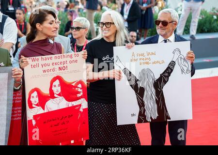 Roberto Cicutto, Caterina Murino, Alberto Barbera, Santiago Mitre, Andrea Pallaoro, Laura Poitras, Saleh Bakri, Jane Campion, Martin McDonagh, mia Hansen-Love, Gabriele Mainetti e Damien Chazelle partecipano a una protesta di solidarietà con il popolo iraniano dopo la condanna di Saeed Roustaee alla premiere di "Maestro" durante la 80a Mostra Internazionale d'Arte cinematografica di Venezia al Palazzo del Cinema al Lido di Venezia, il 2 settembre 2023. Foto Stock
