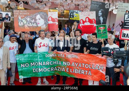 Roberto Cicutto, Caterina Murino, Alberto Barbera, Santiago Mitre, Andrea Pallaoro, Laura Poitras, Saleh Bakri, Jane Campion, Martin McDonagh, mia Hansen-Love, Gabriele Mainetti e Damien Chazelle partecipano a una protesta di solidarietà con il popolo iraniano dopo la condanna di Saeed Roustaee alla premiere di "Maestro" durante la 80a Mostra Internazionale d'Arte cinematografica di Venezia al Palazzo del Cinema al Lido di Venezia, il 2 settembre 2023. Foto Stock
