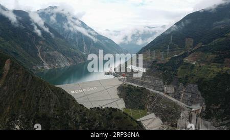 (180922) -- CHENGDU, 22 settembre 2018 -- foto aerea scattata il 21 settembre 2018 mostra la stazione idroelettrica di Pubugou al confine tra le contee di Hanyuan e Ganluo, nella provincia del Sichuan nella Cina sud-occidentale. Come progetto chiave del decimo piano quinquennale (2001-2005) e un progetto di riferimento degli sforzi della Cina per lo sviluppo delle regioni occidentali, la centrale idroelettrica di Pubugou ha una capacità installata di 600 megawatt (MW) con una capacità media annua di generazione di energia elettrica di 14,79 miliardi di kilowattora (kwh). La centrale idroelettrica è stata messa in funzione nel 2010. ) (HXY) CENTRALE IDROELETTRICA CHINA-SICHUAN-PUBUGOU (CN Foto Stock