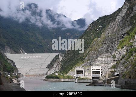 (180922) -- CHENGDU, 22 settembre 2018 -- foto aerea scattata il 21 settembre 2018 mostra la stazione idroelettrica di Pubugou al confine tra le contee di Hanyuan e Ganluo, nella provincia del Sichuan nella Cina sud-occidentale. Come progetto chiave del decimo piano quinquennale (2001-2005) e un progetto di riferimento degli sforzi della Cina per lo sviluppo delle regioni occidentali, la centrale idroelettrica di Pubugou ha una capacità installata di 600 megawatt (MW) con una capacità media annua di generazione di energia elettrica di 14,79 miliardi di kilowattora (kwh). La centrale idroelettrica è stata messa in funzione nel 2010. ) (HXY) CENTRALE IDROELETTRICA CHINA-SICHUAN-PUBUGOU (CN Foto Stock