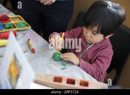 (180922) -- NEW YORK, 22 settembre 2018 -- Un bambino prepara una torta lunare con plasticina durante l'evento Mid-Autumn Moon Family Festival tenutosi al Museum of Chinese in America (MOCA) a New York, negli Stati Uniti, 22 settembre 2018. Il Museum of Chinese in America (MOCA) di New York ha ospitato il suo annuale Mid-Autumn Moon Family Festival sabato, celebrando il prossimo Festival Cinese di Mid-Autumn in modo divertente. ) U.S.-NEW YORK-FESTA DI METÀ AUTUNNO WANGXYING PUBLICATIONXNOTXINXCHN Foto Stock