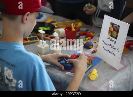 (180922) -- NEW YORK, 22 settembre 2018 -- Un bambino prepara una torta lunare con plasticina durante l'evento Mid-Autumn Moon Family Festival tenutosi al Museum of Chinese in America (MOCA) a New York, negli Stati Uniti, 22 settembre 2018. Il Museum of Chinese in America (MOCA) di New York ha ospitato il suo annuale Mid-Autumn Moon Family Festival sabato, celebrando il prossimo Festival Cinese di Mid-Autumn in modo divertente. ) U.S.-NEW YORK-FESTA DI METÀ AUTUNNO WANGXYING PUBLICATIONXNOTXINXCHN Foto Stock