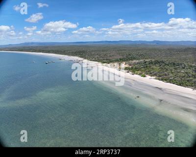 Vista aerea della spiaggia di sabbia dorata bianca e delle acque cristalline del fiume Lockhart Foto Stock