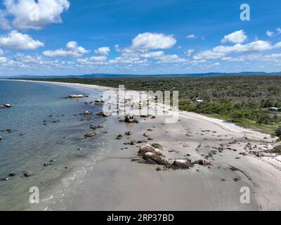 Vista aerea della spiaggia di sabbia dorata bianca e delle acque cristalline del fiume Lockhart Foto Stock