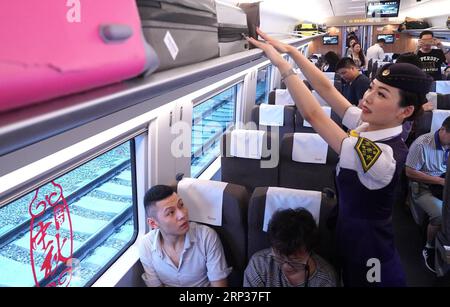 (180923) -- SHANGHAI, 23 settembre 2018 -- li Xiaojia, direttore del treno G99, organizza i bagagli alla stazione ferroviaria di Hongqiao a Shanghai, Cina orientale, 23 settembre 2018. Treno G99, il primo treno ad alta velocità da Shanghai a Hong Kong, ha lasciato la stazione di Hongqiao domenica per Hong Kong West Kowloon Station. (Zyd) CINA-SHANGHAI-HONG KONG-FERROVIA AD ALTA VELOCITÀ (CN) ChenxFei PUBLICATIONxNOTxINxCHN Foto Stock