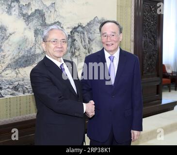 (180925) -- PECHINO, 25 settembre 2018 -- il vicepresidente cinese Wang Qishan (R) incontra il presidente Minoru Harada della principale organizzazione buddista laica giapponese Soka Gakkai a Pechino, capitale della Cina, 25 settembre 2018. )(WSW) CHINA-BEIJING-WANG QISHAN-JAPAN-MINORU HARADA-MEETING (CN) DINGXHAITAO PUBLICATIONXNOTXINXCHN Foto Stock