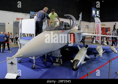 (180926) -- PASAY CITY, 26 settembre 2018 -- Un visitatore imbarca un prototipo di un jet da caccia Saab presentato nella mostra e conferenza Asian Defense, Security and Crisis Management (2018 ADAS) del 2018 a Pasay City, Filippine, 26 settembre 2018. L'ADAS 2018 presenta conferenze e mostre sulle tecnologie in materia di difesa, sicurezza interna e soccorso in caso di catastrofi. ) (lrz) FILIPPINE-PASAY CITY-SECURITY-EXHIBITION RouellexUmali PUBLICATIONxNOTxINxCHN Foto Stock