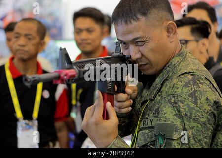 (180926) -- PASAY CITY, 26 settembre 2018 -- Un soldato filippino detiene un fucile d'assalto esposto nella mostra e conferenza Asian Defense, Security and Crisis Management (2018 ADAS) del 2018 a Pasay City, nelle Filippine, 26 settembre 2018. L'ADAS 2018 presenta conferenze e mostre sulle tecnologie in materia di difesa, sicurezza interna e soccorso in caso di catastrofi. ) (lrz) FILIPPINE-PASAY CITY-SECURITY-EXHIBITION RouellexUmali PUBLICATIONxNOTxINxCHN Foto Stock