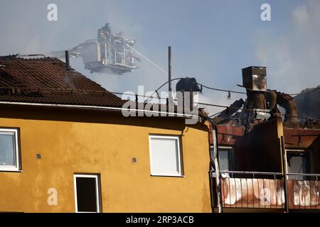 Una sospetta detonazione si è verificata in un condominio a Norrköping, in Svezia, la domenica mattina presto. Un incendio si è diffuso nell'attico e ha causato il crollo del tetto. Si dice che almeno 150 persone siano state evacuate dalle loro case. Foto Stock