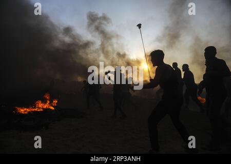 (180928) -- GAZA, 28 settembre 2018 -- Un manifestante palestinese usa una fionda per lanciare pietre contro le truppe israeliane durante gli scontri sul confine tra Gaza e Israele, a est della città di Gaza, il 28 settembre 2018. ) (wtc) MIDEAST-GAZA-CLASHES WissamxNassar PUBLICATIONxNOTxINxCHN Foto Stock