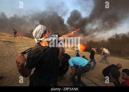 (180928) -- GAZA, 28 settembre 2018 -- Un manifestante palestinese usa una fionda per lanciare pietre contro le truppe israeliane durante gli scontri sul confine tra Gaza e Israele, a est della città meridionale di Khan Younis, il 28 settembre 2018. ) (wtc) MIDEAST-GAZA-CLASHES KhaledxOmar PUBLICATIONxNOTxINxCHN Foto Stock