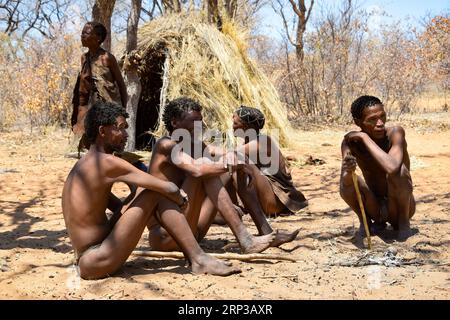 Gente di San nel loro villaggio Foto Stock