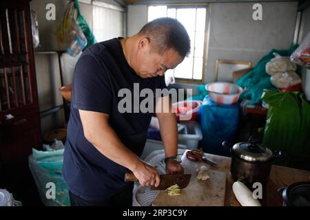 (180930) -- SUZHOU, 30 settembre 2018 -- il coltivatore di granchi Ji Jiang cucina nella sua base di coltivazione di granchi pelosi sul lago Yangcheng a Bacheng Township, Kunshan City, East China S Jiangsu Province, 29 settembre 2018. Ji Jiang, nato nel 1966, è un coltivatore di granchi pelosi del lago Yangcheng nella città di Bacheng di Jiangsu. Essendo stato nel commercio per 15 anni, ha accumulato esperienza nella coltivazione di granchi pelosi ed è diventato famoso a Bacheng. Grazie alla buona qualità dell'acqua del lago Yangcheng, i granchi pelosi possiedono un buon gusto e un'alta nutrizione. Ogni anno, un gran numero di granchi viene venduto alle città di acros Foto Stock