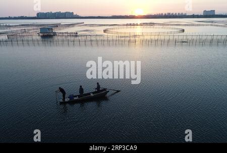 (180930) -- SUZHOU, 30 settembre 2018 -- foto aerea scattata il 29 settembre 2018 mostra il coltivatore di granchi Ji Jiang e altri membri del personale che catturano granchi pelosi nella sua base di coltivazione sul lago Yangcheng presso Bacheng Township, Kunshan City, provincia di Jiangsu della Cina orientale. Ji Jiang, nato nel 1966, è un coltivatore di granchi pelosi del lago Yangcheng nella città di Bacheng di Jiangsu. Essendo stato nel commercio per 15 anni, ha accumulato esperienza nella coltivazione di granchi pelosi ed è diventato famoso a Bacheng. Grazie alla buona qualità dell'acqua del lago Yangcheng, i granchi pelosi possiedono un buon gusto e un'alta nutrizione. Ogni anno Foto Stock