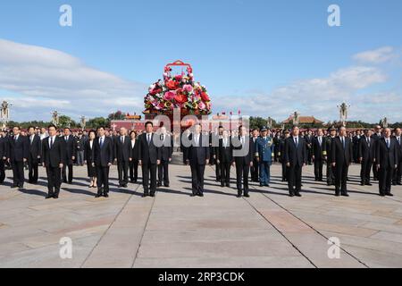 News Themen der Woche KW39 News Bilder des Tages (180930) -- PECHINO, 30 settembre 2018 -- leader del Partito Comunista Cinese (CPC) e dello stato Xi Jinping, li Keqiang, li Zhanshu, Wang Yang, Wang Huning, Zhao Leji, Han Zheng e Wang Qishan rendono omaggio agli eroi nazionali deceduti al Monumento agli eroi del popolo in Piazza Tian anmen a Pechino, capitale della Cina, il 30 settembre 2018, il giorno dei Martiri del paese. ) (Zyd) CHINA-BEIJING-MARTYRS DAY-LEADERS (CN) JuxPeng PUBLICATIONxNOTxINxCHN Foto Stock