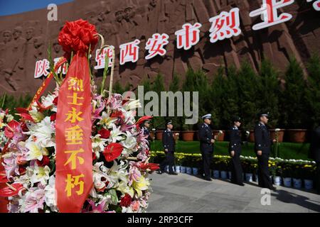 (180930) -- XI AN, 30 settembre 2018 -- rappresentanti di tutti i ceti sociali partecipano ad un evento per celebrare il giorno dei Martiri del paese in un cimitero di martiri a Xi An, provincia dello Shaanxi della Cina nord-occidentale, 30 settembre 2018. )(wsw) LixYibo PUBLICATIONxNOTxINxCHN Foto Stock