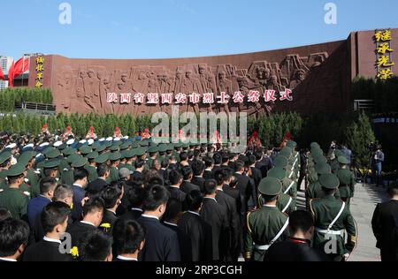 (180930) -- XI AN, 30 settembre 2018 -- rappresentanti di tutti i ceti sociali partecipano ad un evento per celebrare il giorno dei Martiri del paese in un cimitero di martiri a Xi An, provincia dello Shaanxi della Cina nord-occidentale, 30 settembre 2018. )(wsw) LinxJuan PUBLICATIONxNOTxINxCHN Foto Stock