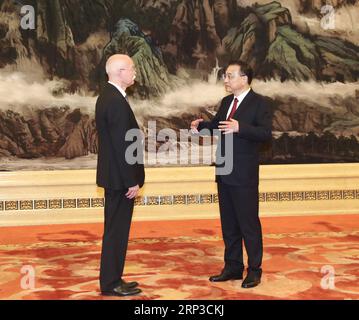 (180930) -- PECHINO, 30 settembre 2018 -- il Premier cinese li Keqiang (R) incontra Clemens von Goetze, ambasciatore tedesco in Cina, a Pechino, capitale della Cina, 30 settembre 2018. Li ha incontrato 29 nuovi ambasciatori in Cina in vista della giornata Nazionale del paese.) (Zyd) CHINA-BEIJING-li KEQIANG-INCONTRO DEGLI AMBASCIATORI STRANIERI (CN) PangxXinglei PUBLICATIONxNOTxINxCHN Foto Stock