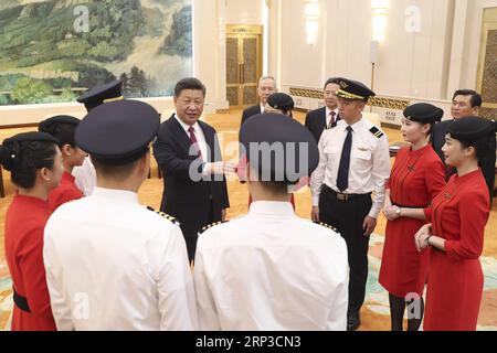 (180930) -- PECHINO, 30 settembre 2018 -- il presidente cinese Xi Jinping, anche segretario generale del Comitato centrale del Partito Comunista Cinese (CPC) e presidente della Commissione militare centrale, incontra l'equipaggio di cabina di Sichuan Airlines in vista di un ricevimento che celebra il 69° anniversario della fondazione della Repubblica Popolare Cinese, a Pechino, capitale della Cina, il 30 settembre 2018. XI ha invitato nove membri dell'equipaggio di cabina al ricevimento di domenica. L'aereo di linea della Sichuan Airlines che trasportava 119 passeggeri effettuò un atterraggio di emergenza dopo la rottura del finestrino della cabina di pilotaggio il 14 maggio). (Zyd) CINA Foto Stock