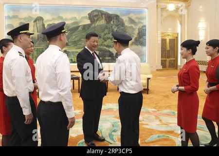 (180930) -- PECHINO, 30 settembre 2018 -- il presidente cinese Xi Jinping, anche segretario generale del Comitato centrale del Partito Comunista Cinese (CPC) e presidente della Commissione militare centrale, incontra l'equipaggio di cabina di Sichuan Airlines in vista di un ricevimento che celebra il 69° anniversario della fondazione della Repubblica Popolare Cinese, a Pechino, capitale della Cina, il 30 settembre 2018. XI ha invitato nove membri dell'equipaggio di cabina al ricevimento di domenica. L'aereo di linea della Sichuan Airlines che trasportava 119 passeggeri effettuò un atterraggio di emergenza dopo la rottura del finestrino della cabina di pilotaggio il 14 maggio). (Zyd) CINA Foto Stock