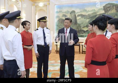 (180930) -- PECHINO, 30 settembre 2018 -- il presidente cinese Xi Jinping, anche segretario generale del Comitato centrale del Partito Comunista Cinese (CPC) e presidente della Commissione militare centrale, incontra l'equipaggio di cabina di Sichuan Airlines in vista di un ricevimento che celebra il 69° anniversario della fondazione della Repubblica Popolare Cinese, a Pechino, capitale della Cina, il 30 settembre 2018. XI ha invitato nove membri dell'equipaggio di cabina al ricevimento di domenica. L'aereo di linea della Sichuan Airlines che trasportava 119 passeggeri effettuò un atterraggio di emergenza dopo la rottura del finestrino della cabina di pilotaggio il 14 maggio). (Zyd) CINA Foto Stock