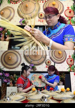 (181001) -- NANNING, 1 ottobre 2018 -- la foto combinata mostra Tan Sujuan, l'erede rappresentativa della tecnica di creazione di cappelli di bambù floreale del gruppo etnico maonano, che produce un cappello (in alto), e che dà istruzioni a sua figlia nella contea autonoma di Huanjiang Maonan, nella regione autonoma del Guangxi Zhuang nel sud della Cina, 26 luglio 2018. La tecnica del cappello di bambù floreale del gruppo etnico maonano è stata elencata come patrimonio culturale immateriale nazionale. Il Guangxi ha ora 50 oggetti elencati come patrimonio culturale immateriale nazionale, e 618 oggetti elencati come eredità culturale immateriale a livello regionale autonomo. ) ( Foto Stock