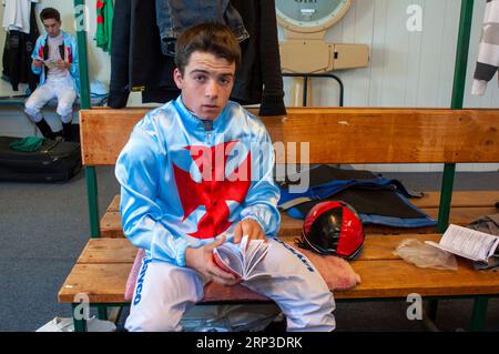 Giovane fantino che studia il programma prima della sua gara al Kalgoorlie Boulder Racing Club nell'Australia Occidentale Foto Stock