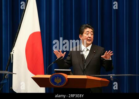 (181002) -- TOKYO, 2 ottobre 2018 -- il primo ministro giapponese Shinzo Abe parla durante una conferenza stampa tenutasi nella sua residenza ufficiale a Tokyo, in Giappone, 2 ottobre 2018. Il primo ministro giapponese Shinzo Abe ha rimescolato il suo gabinetto martedì. ) (Djj) JAPAN-TOKYO-SHINZO ABE-CABINET RESHUFFLE MaxCaoran PUBLICATIONxNOTxINxCHN Foto Stock