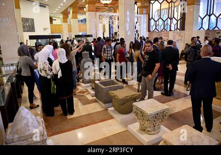 (181003) -- DAMASCO, 3 ottobre 2018 -- i visitatori vedono le antichità restaurate durante una mostra organizzata dalla direzione generale delle antichità e dei musei a Damasco, Siria, il 3 ottobre 2018. Sono stati esposti circa 500 pezzi di antichità restaurate e riparate). SYRIA-DAMASCO-ANTIQUITIES-EXHIBITION AmmarxSafarjalani PUBLICATIONxNOTxINxCHN Foto Stock