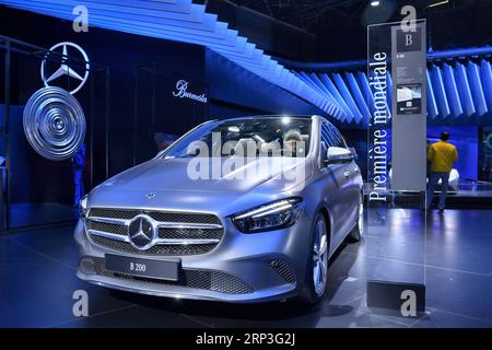 (181004) -- PARIGI, 4 ottobre 2018 -- la nuova Mercedes-Benz S B 200 è visibile durante il giorno stampa del Salone dell'automobile di Parigi, in Francia, il 3 ottobre 2018. ) (yk) MOSTRA AUTOMOBILISTICA FRANCIA-PARIGI-PARIGI ChenxYichen PUBLICATIONxNOTxINxCHN Foto Stock