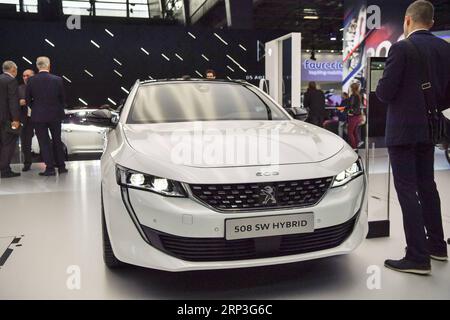 (181004) -- PARIGI, 4 ottobre 2018 -- foto scattata il 3 ottobre 2018 mostra una Peugeot S 508 SW Hybrid, un'auto ibrida, durante il Salone dell'automobile di Parigi, in Francia. ) (Qxy) FRANCE-PARIS-PARIS MOTOR SHOW-ALTERNATIVE FUEL VEHICLE ChenxYichen PUBLICATIONxNOTxINxCHN Foto Stock