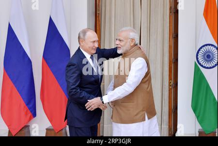 (181005) -- NUOVA DELHI, 5 ottobre 2018 -- il primo ministro indiano Narendra modi (R) incontra il presidente russo Vladimir Putin a nuova Delhi, India, il 5 ottobre 2018. Il presidente russo è arrivato nella capitale indiana giovedì in una visita di due giorni. )(dh) INDIA-NUOVA DELHI-RUSSIA-PRESIDENTE-VISITA ParthaxSarkar PUBLICATIONxNOTxINxCHN Foto Stock